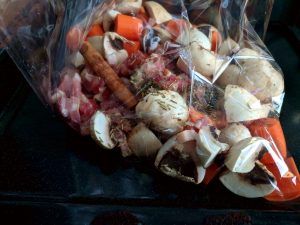 Hähnchenschenkel im Bratschlauch mit Gemüse und Sauce