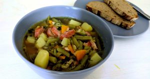 Grüne Bohnensuppe mit Mettenden