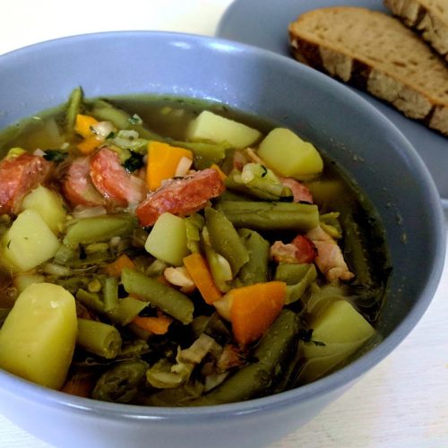 Grüne Bohnensuppe mit Mettenden