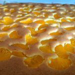 Dieses Bild zeigt den gebackenen Blechkuchen mit Mandarinen