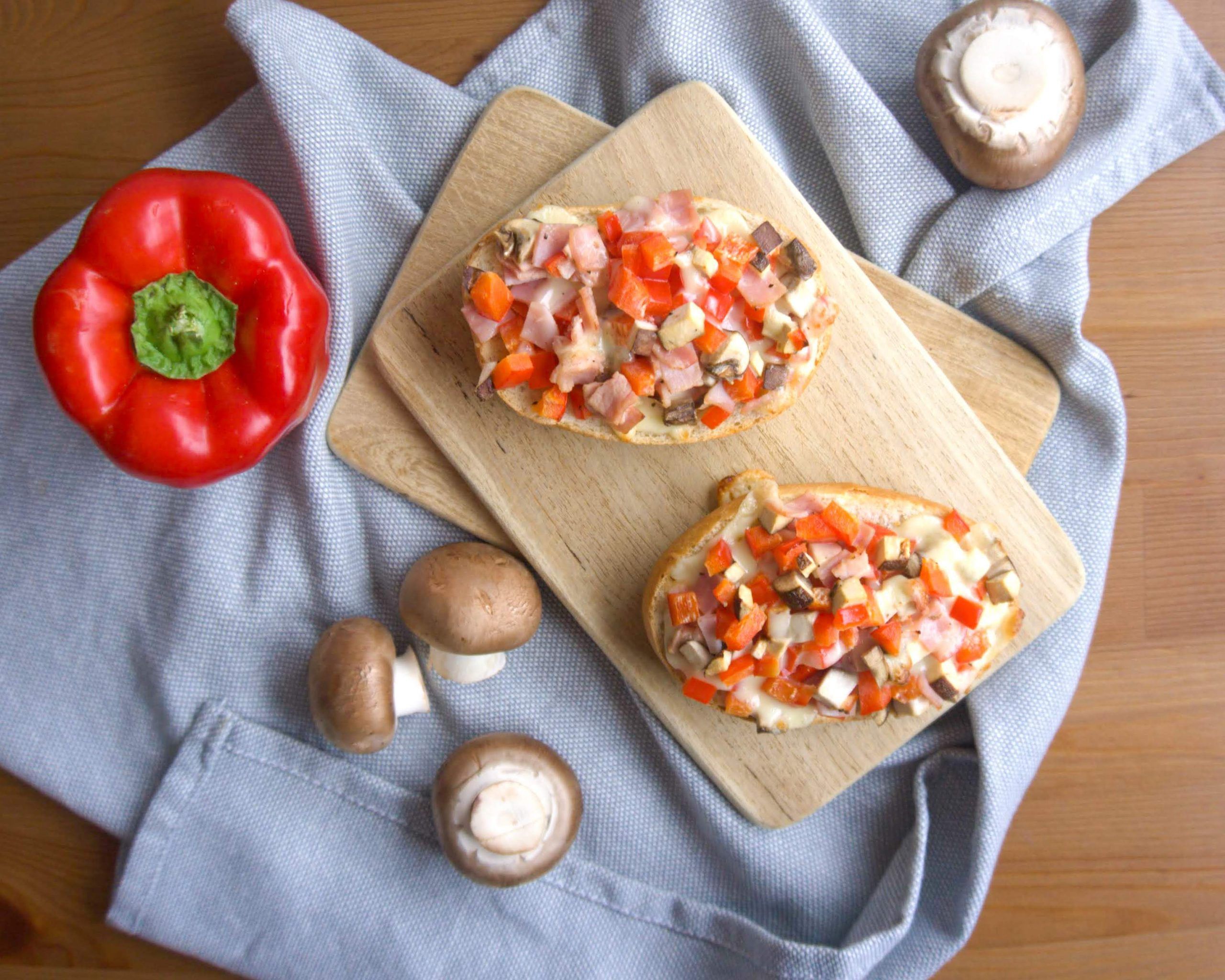 Dieses Bild zeigt die vegetarischen Pizzabrötchen mit Paprika und Champignons