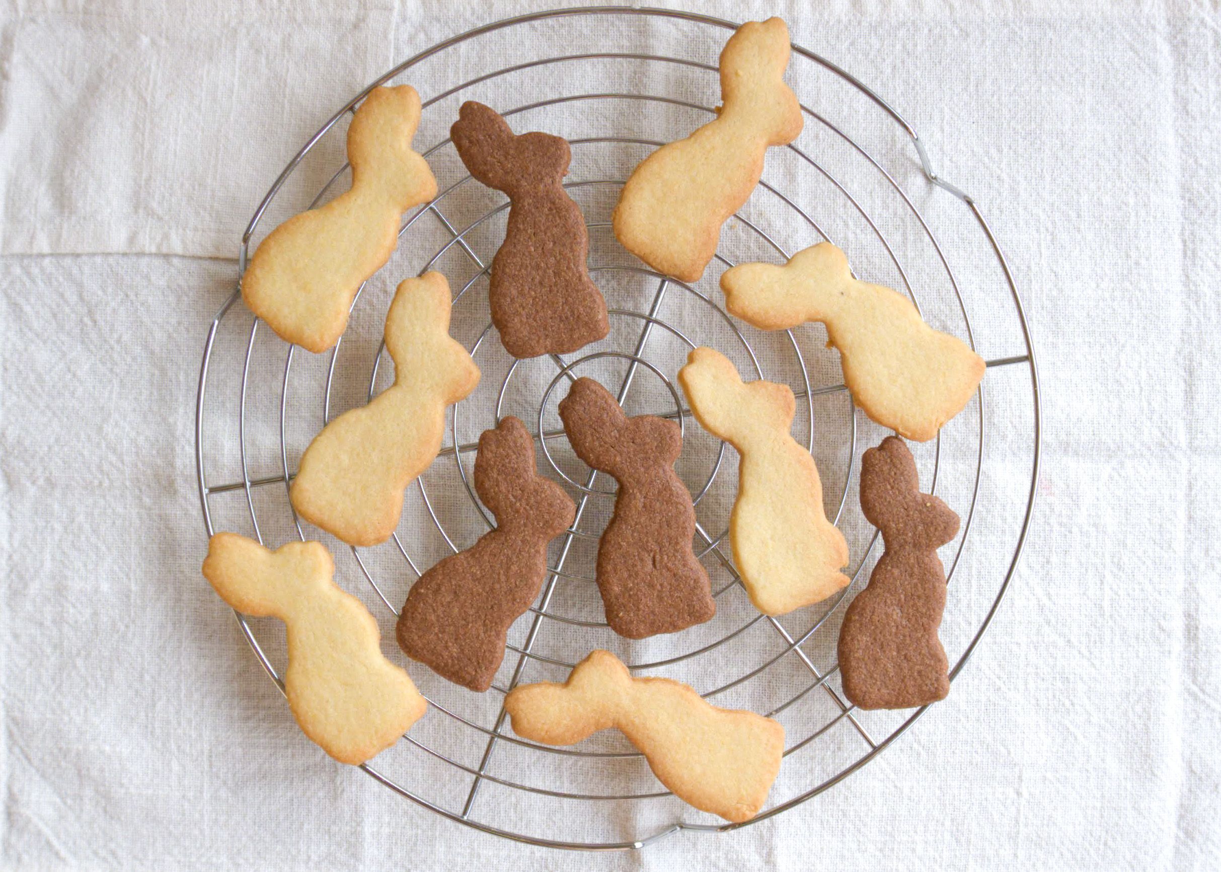Dieses Bild zeigt helle und dunkle Osterhasen Kekse