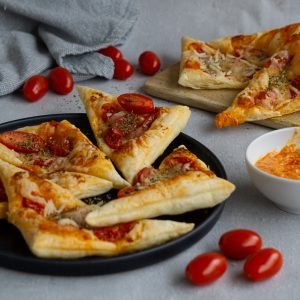 Dieses Bild zeigt eine Ansicht der Pizzaecken mit Tomaten und Mozzarella von vorne