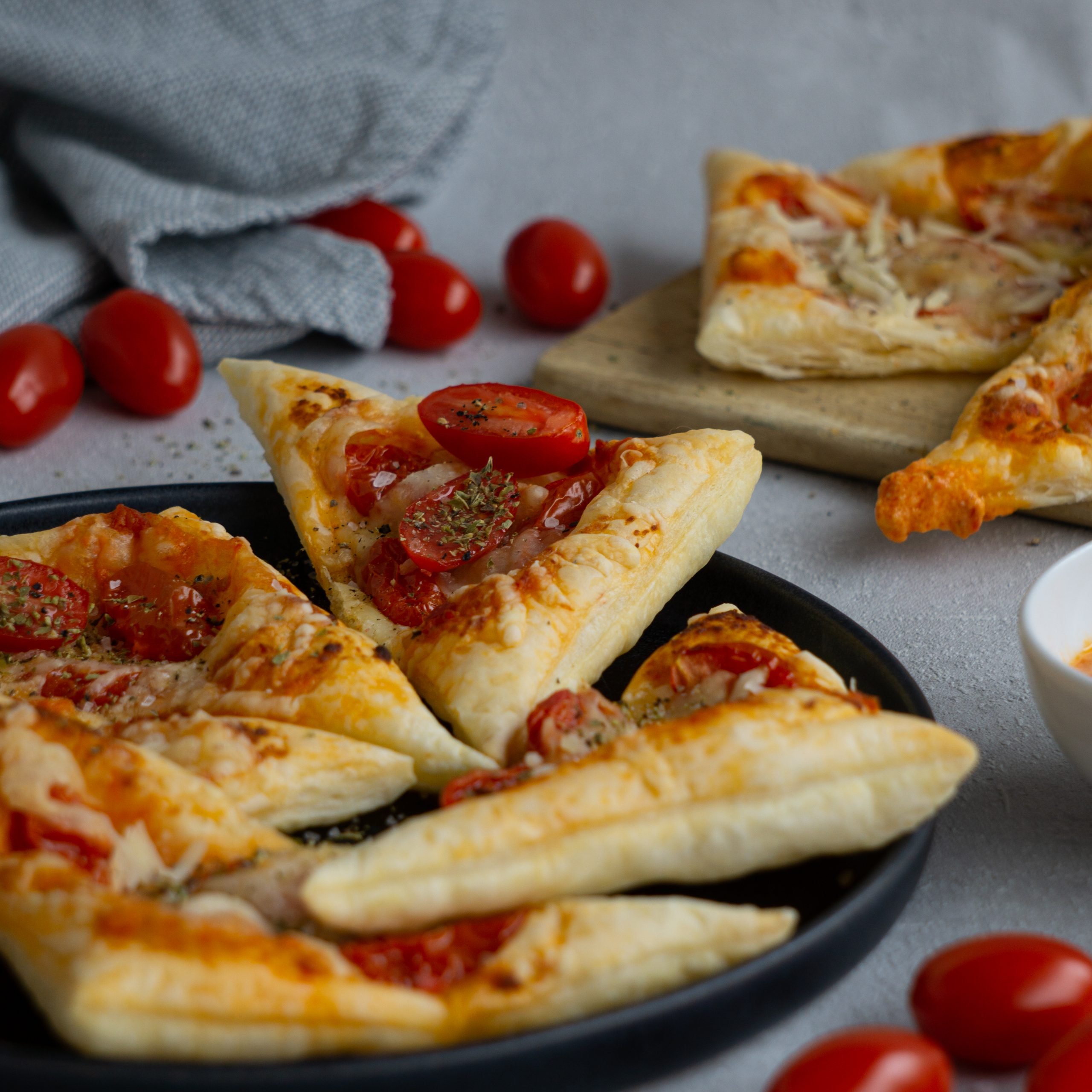 Dieses Bild zeigt eine Ansicht der Pizzaecken mit Tomaten und Mozzarella von vorne