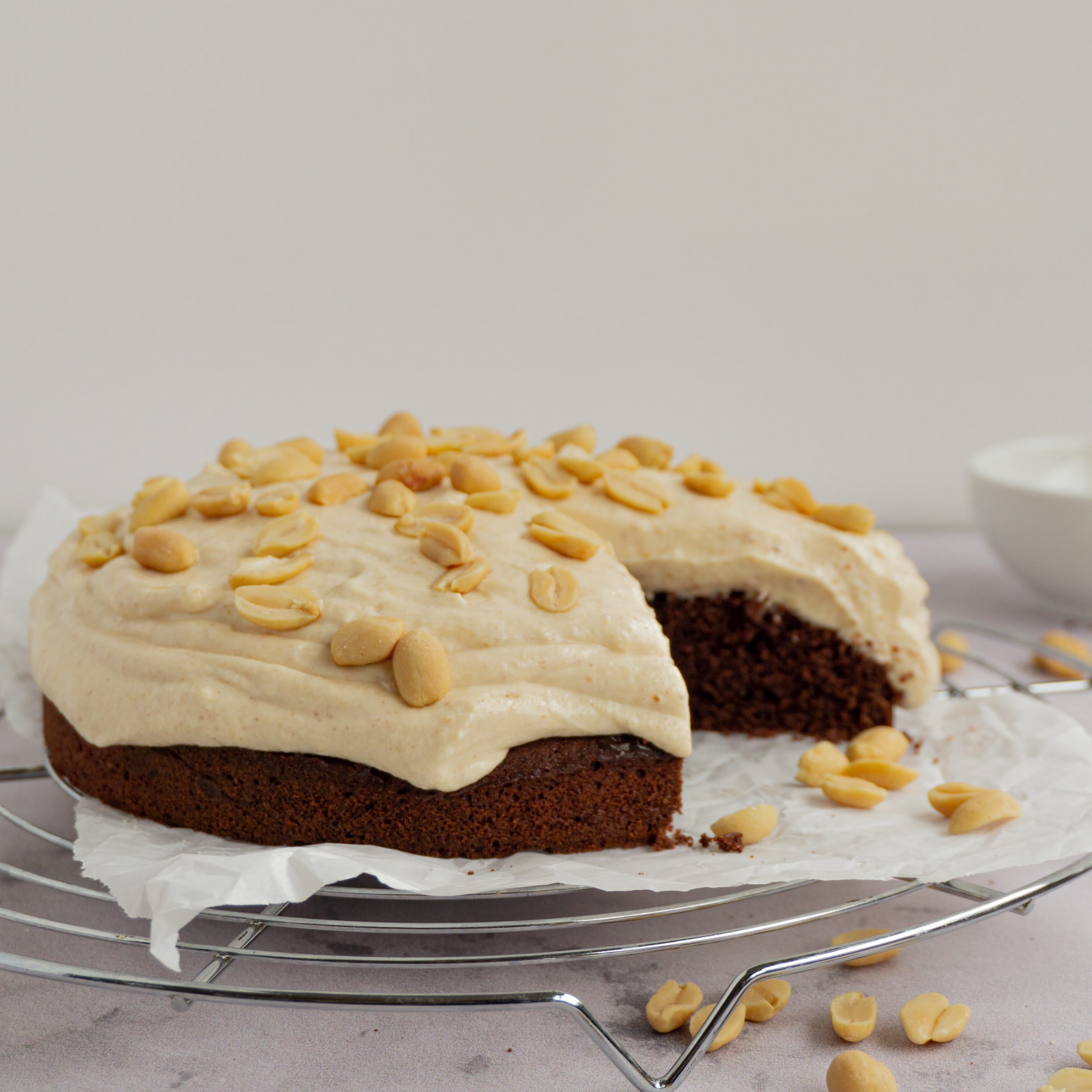 Dieses Bild zeigt einen Schokoladenkuchen mit einem cremigen Frosting aus Sahne, Quark und Erdnussbutter