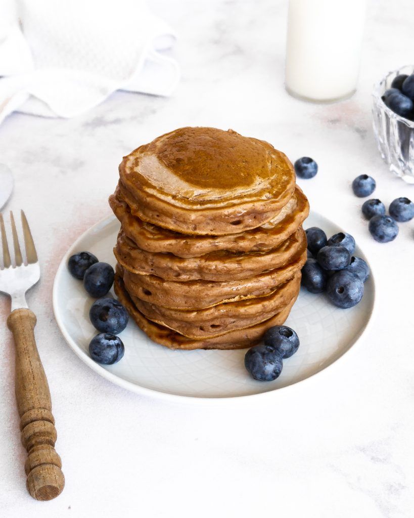 Vegane Schoko Pancakes auf einem Teller angerichtet mit Blaubeeren