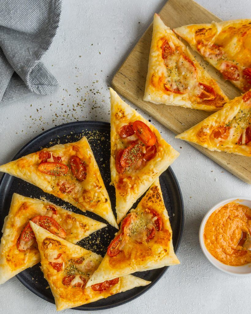 Einfache Pizzaecken aus Blätterteig mit Tomate und Mozzarella