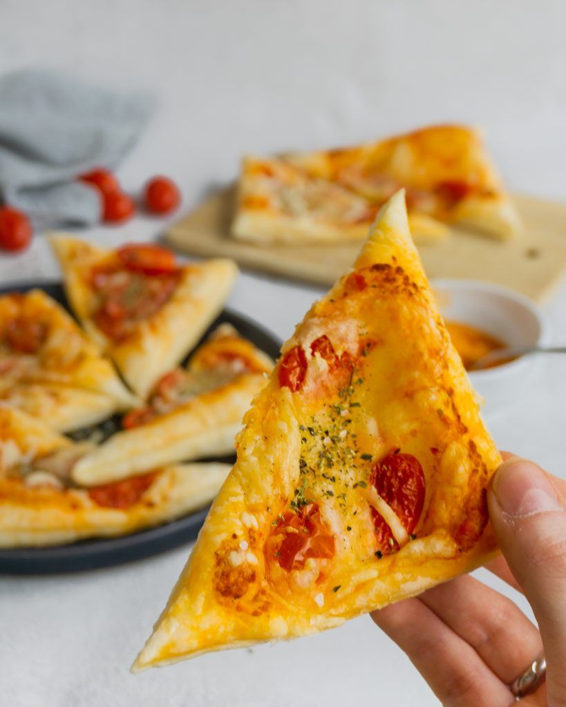 Einfache Pizzaecken aus Blätterteig mit Tomate und Mozzarella